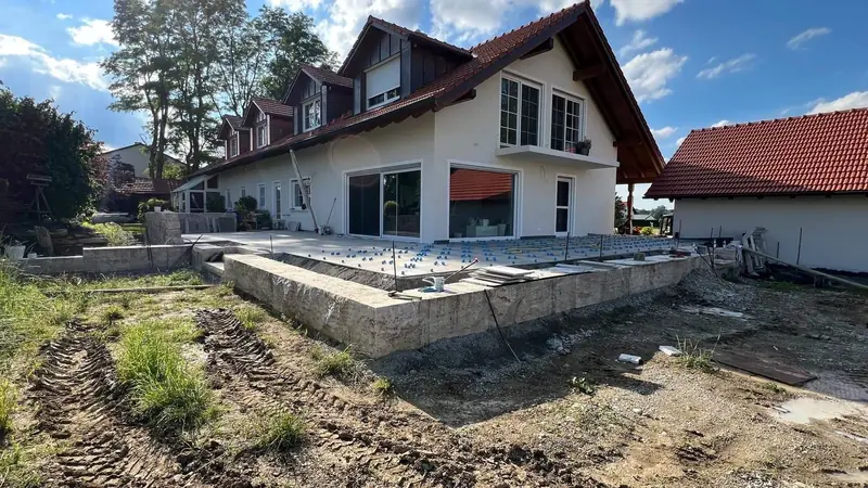 Baustelle am Einfamilienhaus: Untergrund vor der Verlegung der Terrassenplatten