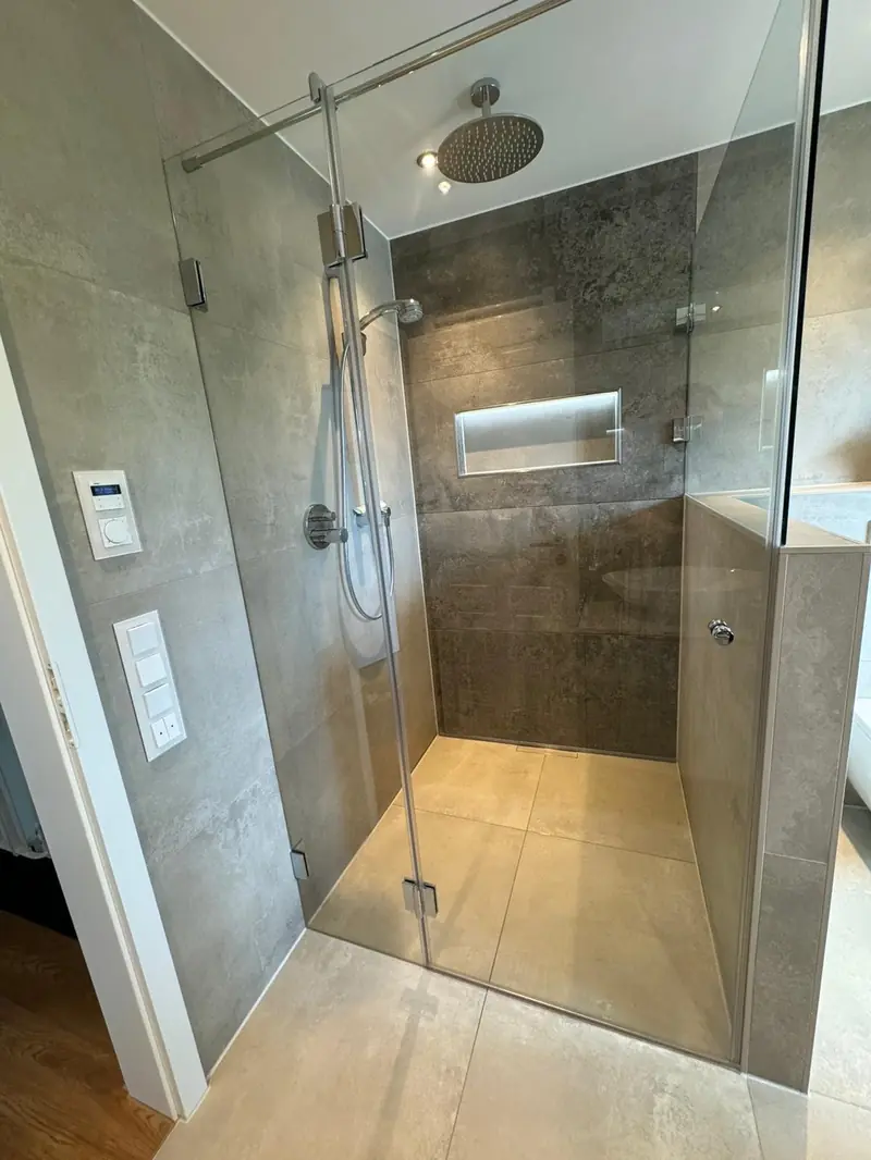 Dusche mit Glastür, Regenbrause und beleuchteter Nische