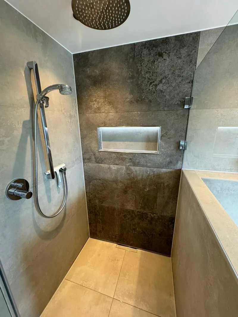 Dusche mit Handbrause, Regenbrause und eingefliester Nische