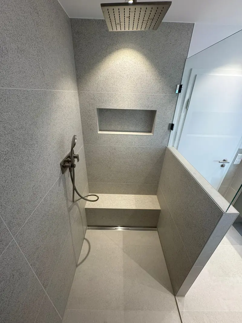 Dusche mit Regenbrause, Sitzbank und Duschnische